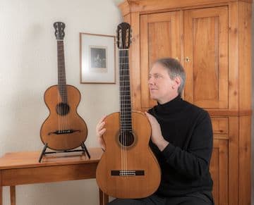 Prof. Monno mit Biedermeier-Gitarre (c)Gisbert Körner